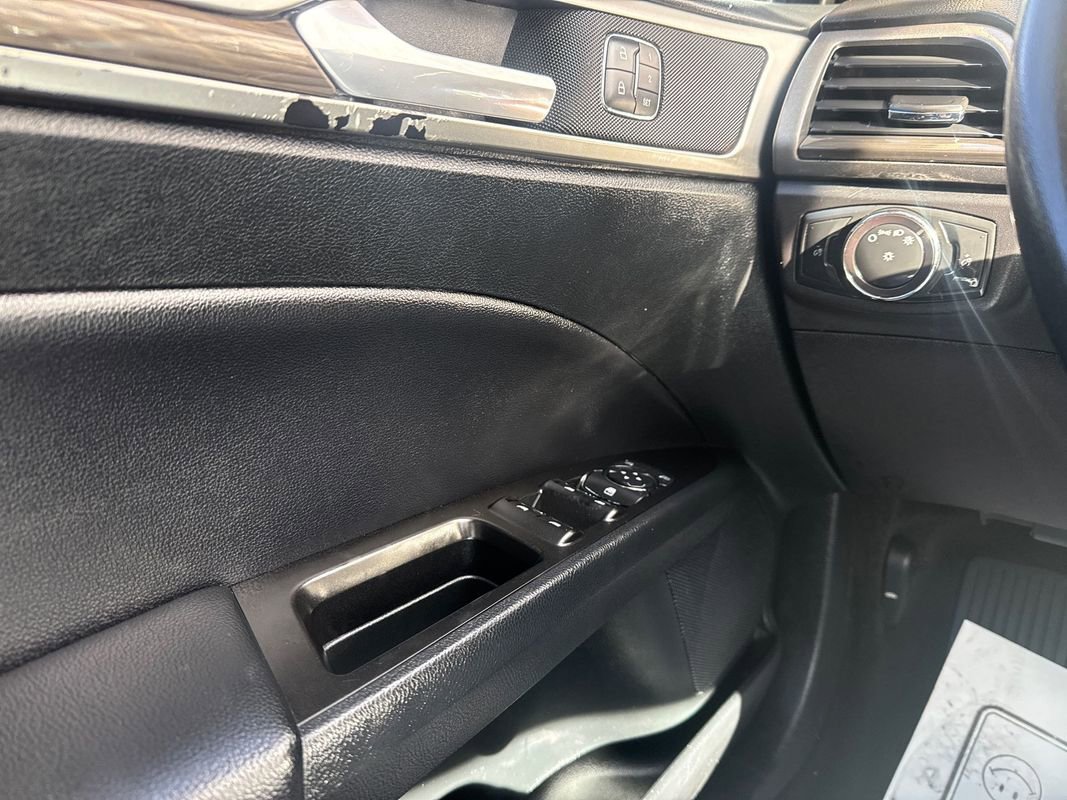 Used 2018 Ford Fusion SE w/ Fusion SE Technology Package image 19