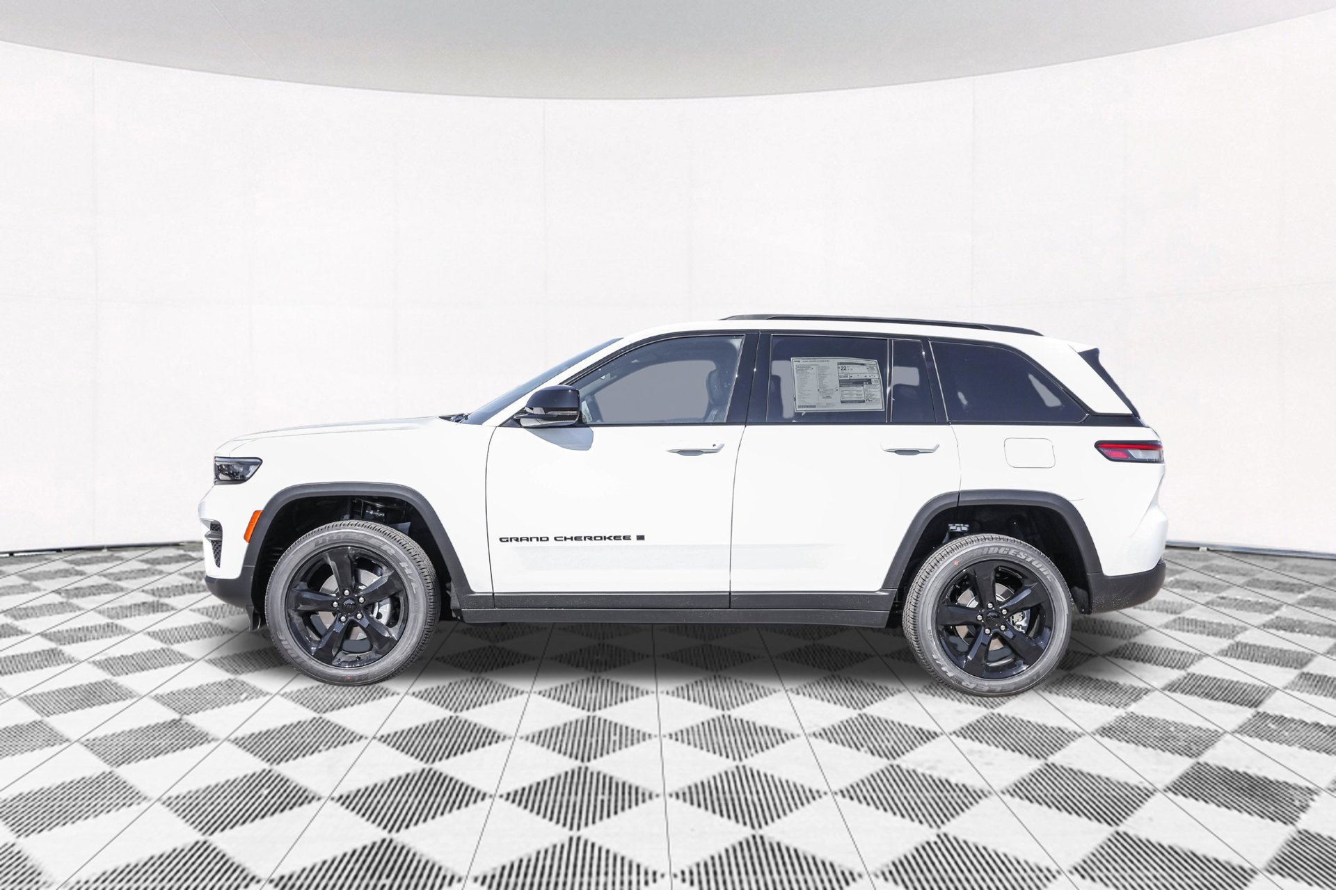 Used 2025 Jeep Grand Cherokee Altitude AWD/4WD image 13