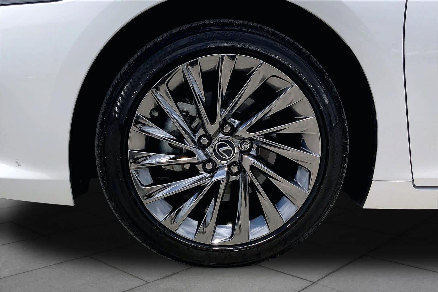 Used 2025 Lexus ES 350 Ultra Luxury FWD image 11