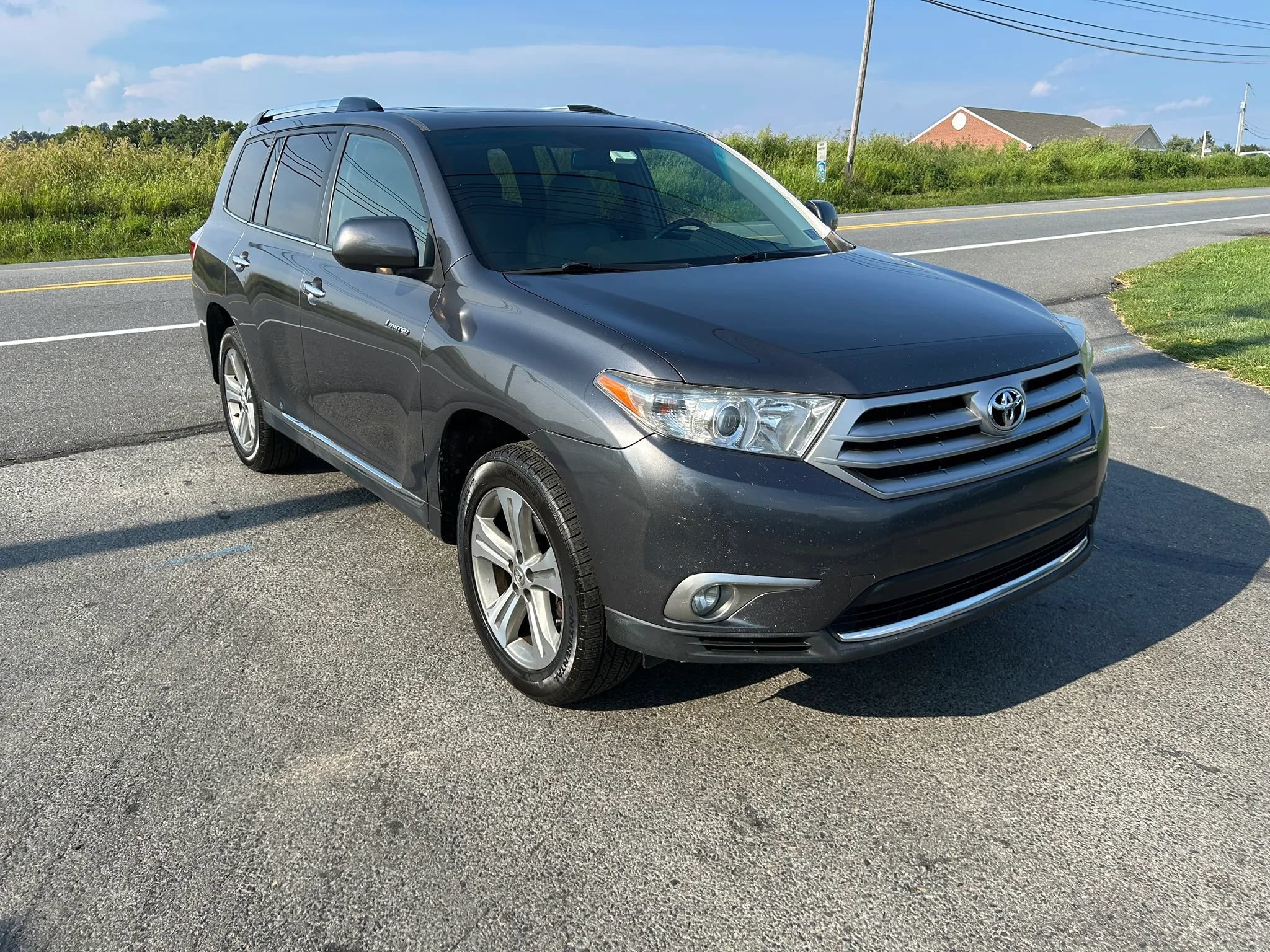 Used 2011 Toyota Highlander Limited w/ Tow Pkg AWD/4WD image 2