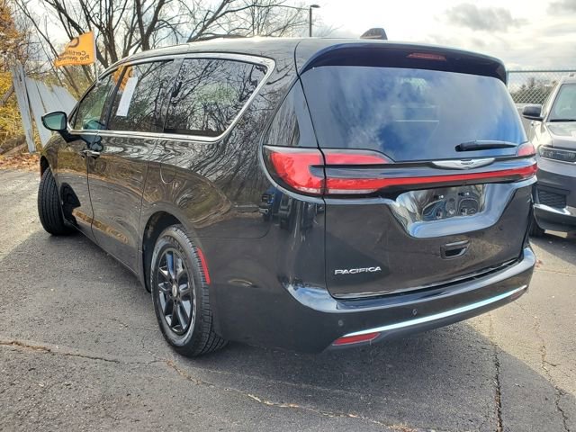 Certified 2024 Chrysler Pacifica Touring-L image 2