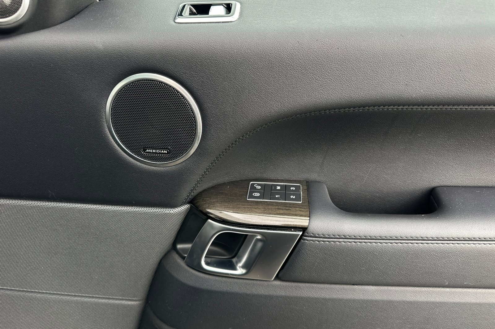 Used 2018 Land Rover Range Rover Sport SE image 19