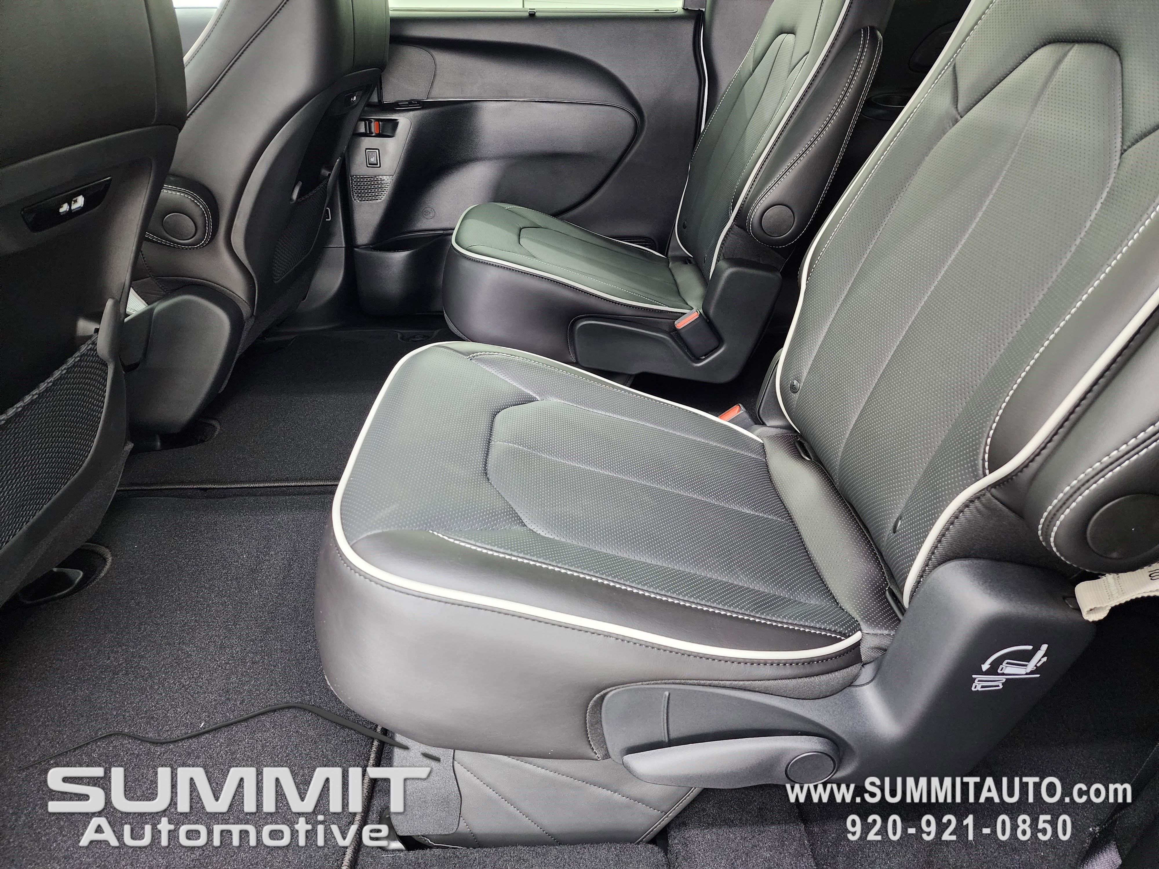 New 2026 Chrysler Pacifica Limited w/ S Appearance Package image 9