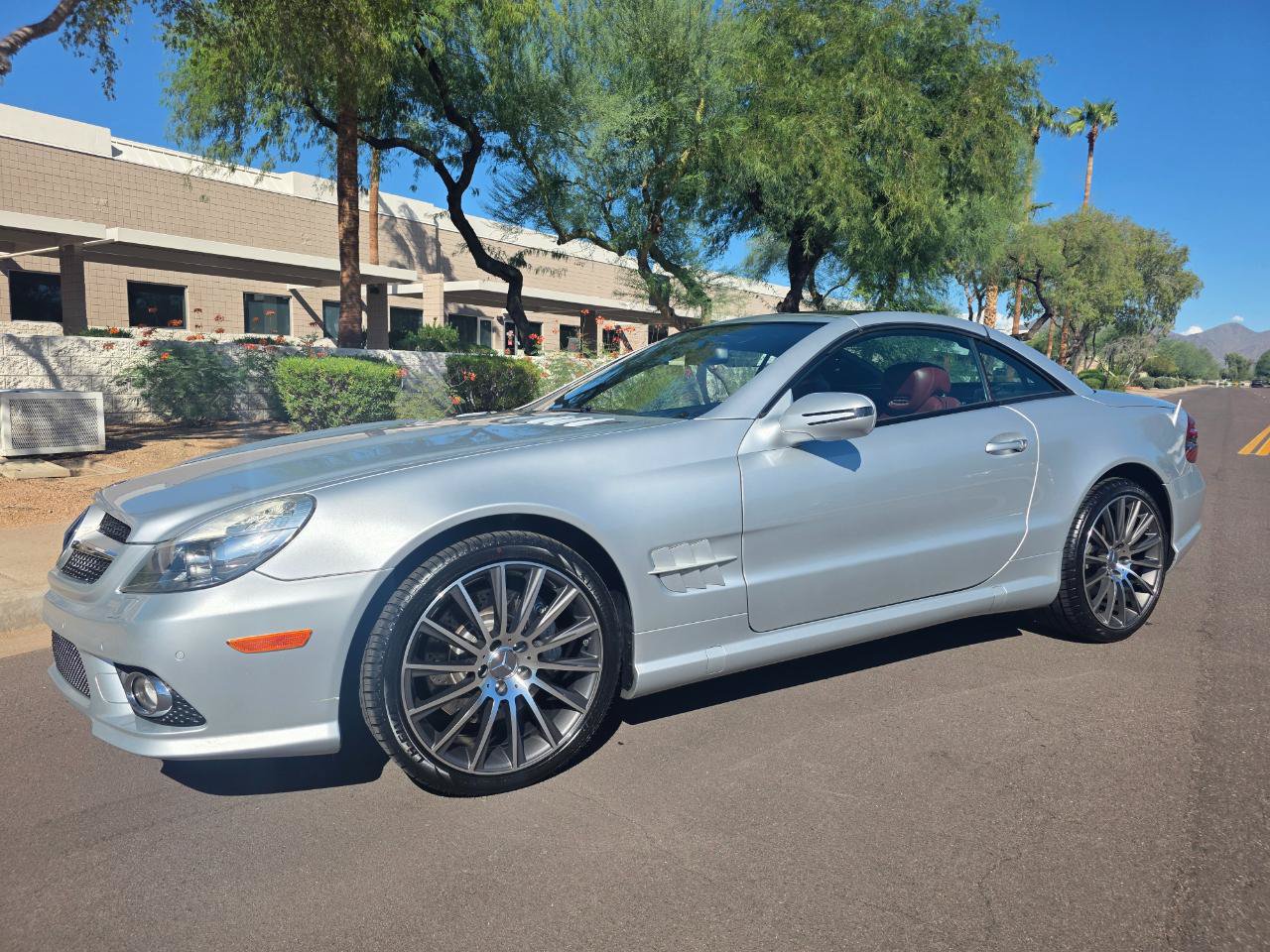 Used 2011 Mercedes-Benz SL 550 w/ Premium I Pkg image 4