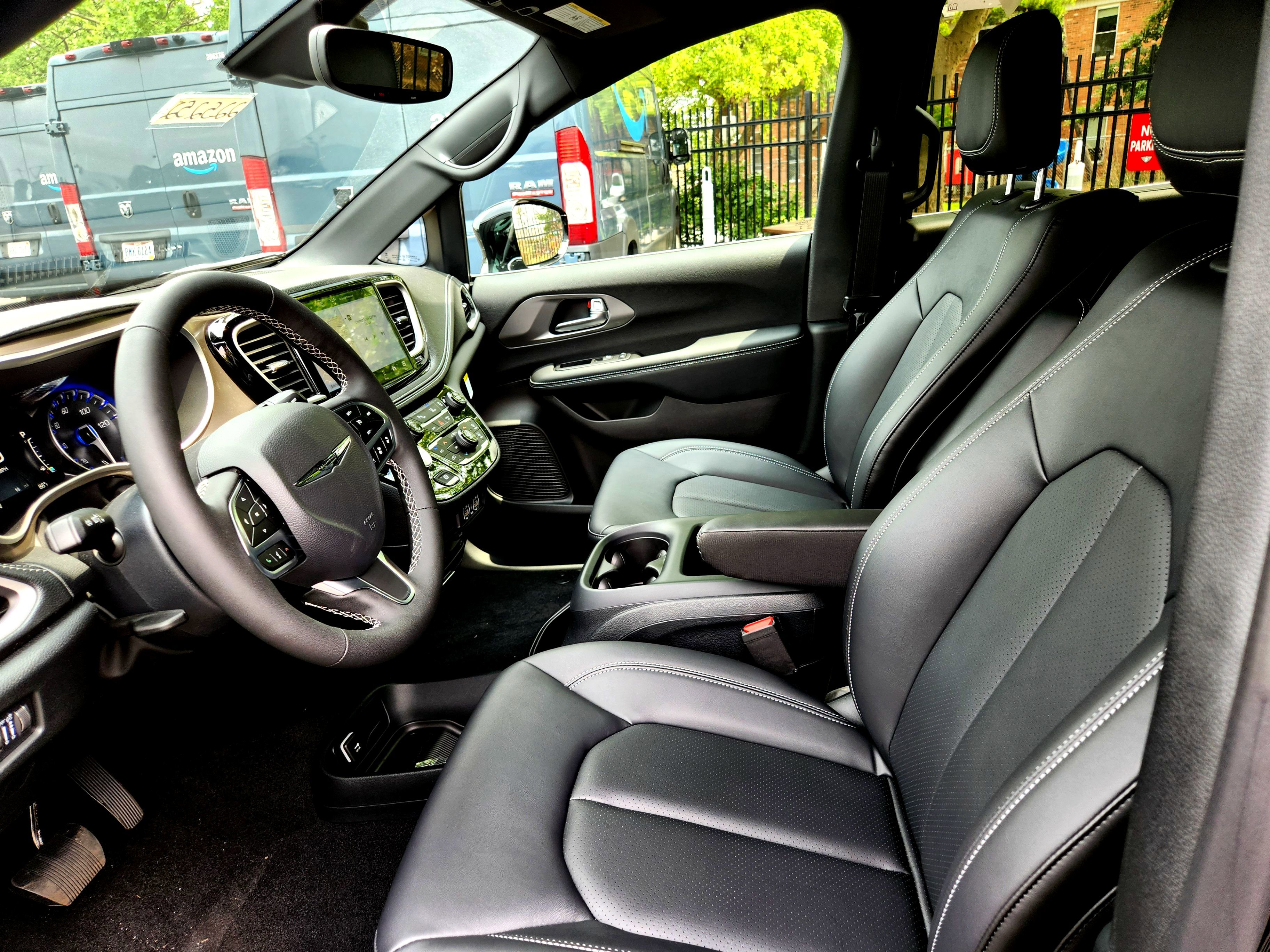 New 2025 Chrysler Pacifica Select w/ Uconnect Theater Family Group image 18