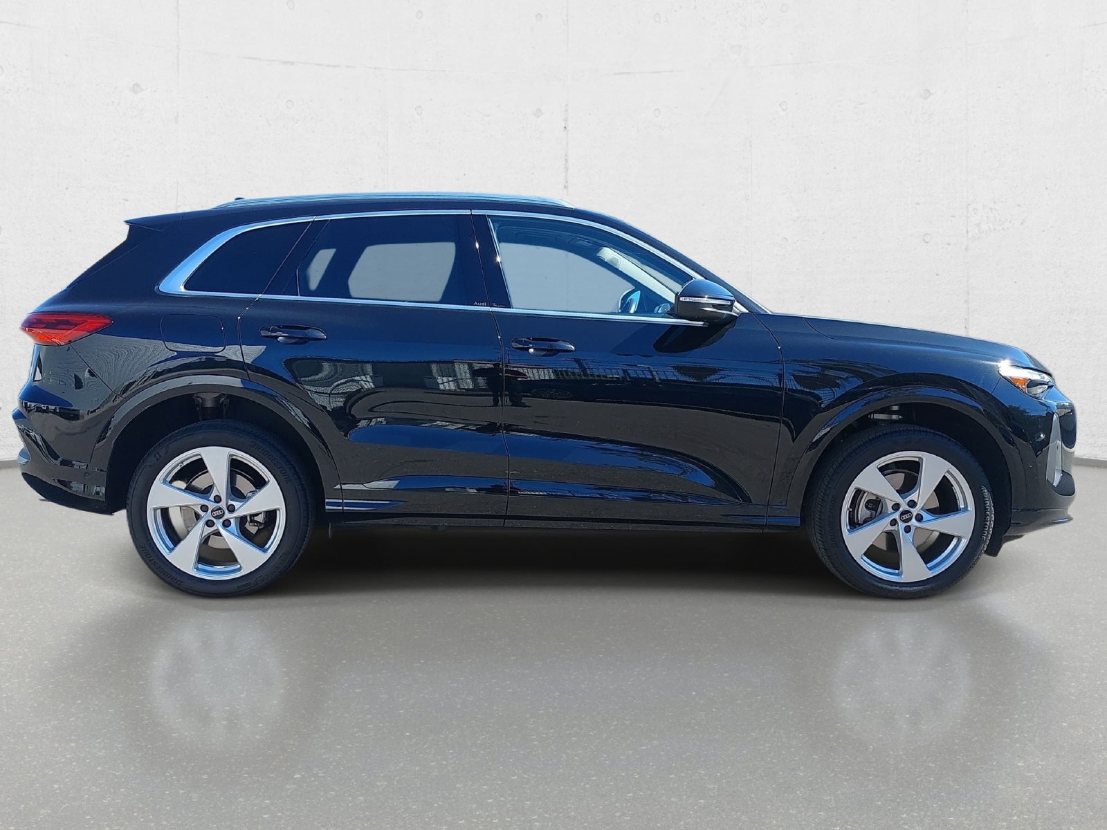 Used 2025 Audi Q5 Premium Plus w/ Premium Plus AWD/4WD image 4