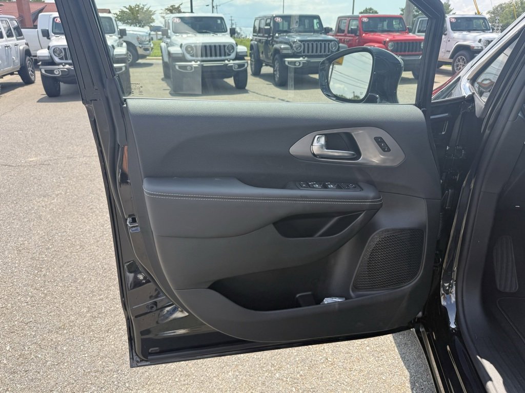 New 2026 Chrysler Pacifica Select image 13