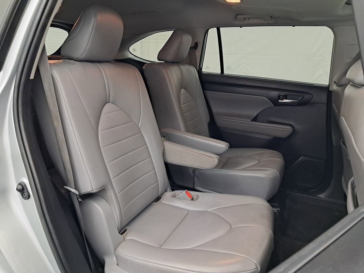 Used 2021 Toyota Highlander XLE FWD image 32