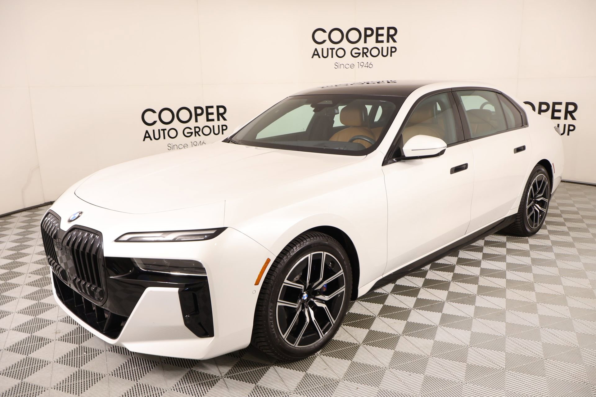 Used 2023 BMW 740i w/ Parking Assistance Package image 11