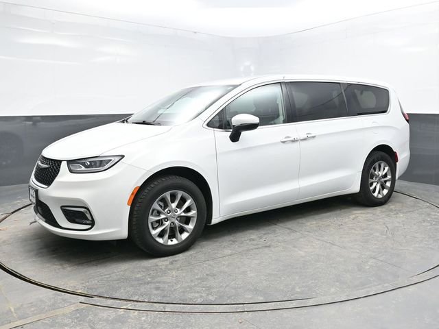 Used 2023 Chrysler Pacifica Touring-L image 3