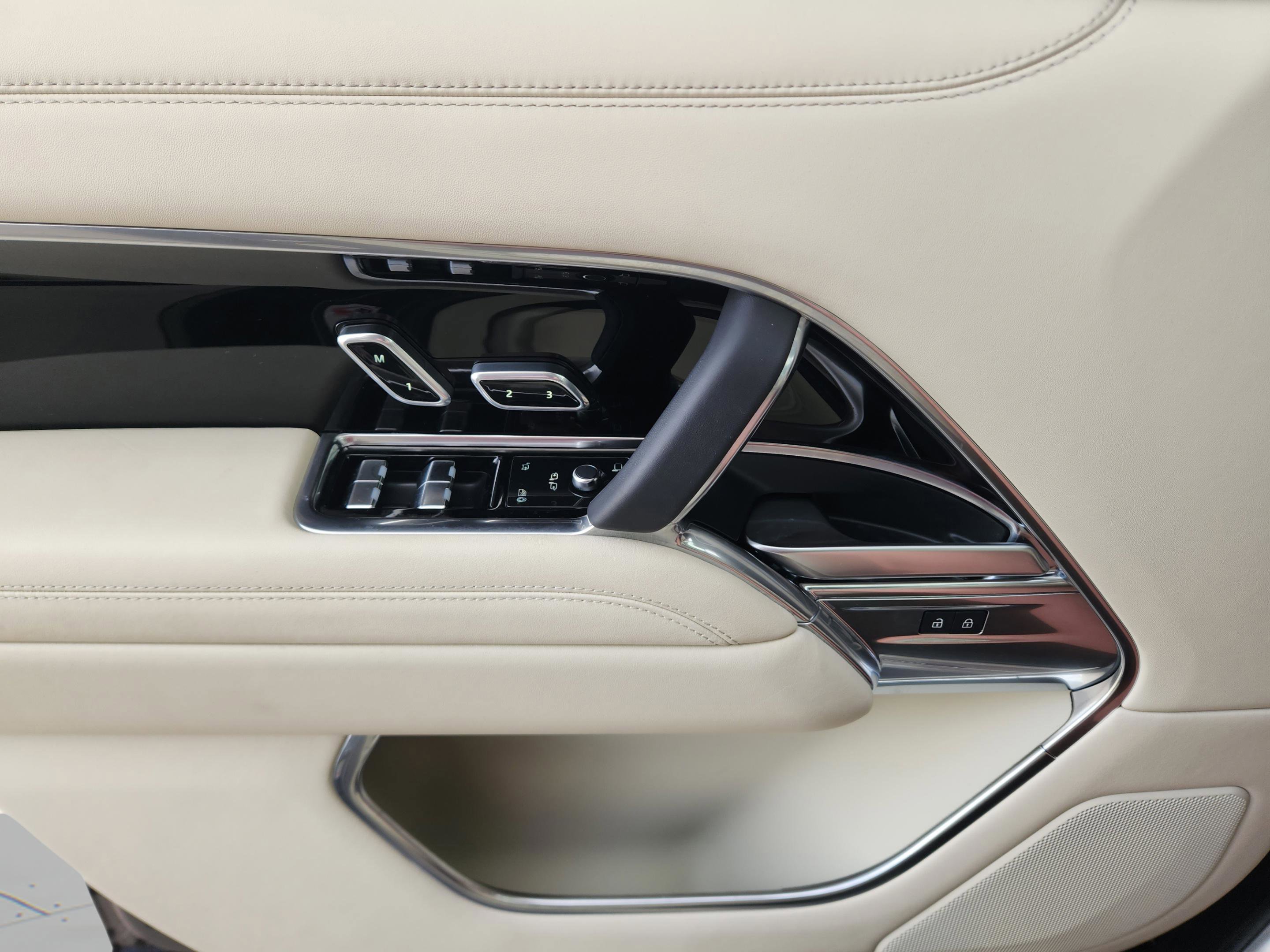 Certified 2025 Land Rover Range Rover SE image 29