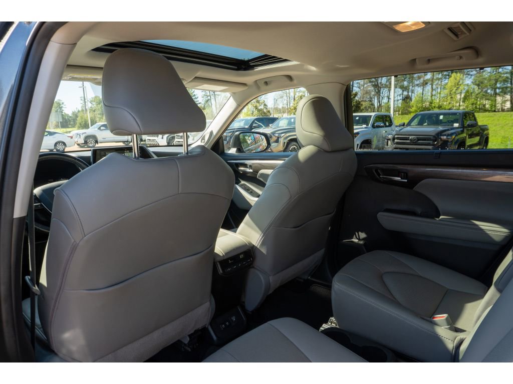 Used 2020 Toyota Highlander Limited image 13