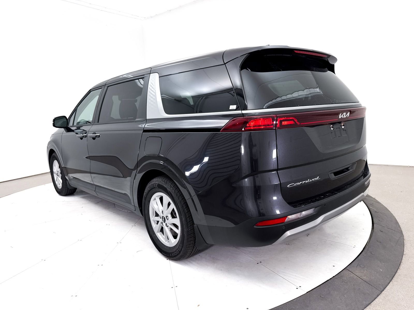 Used 2022 Kia Carnival LX FWD image 15