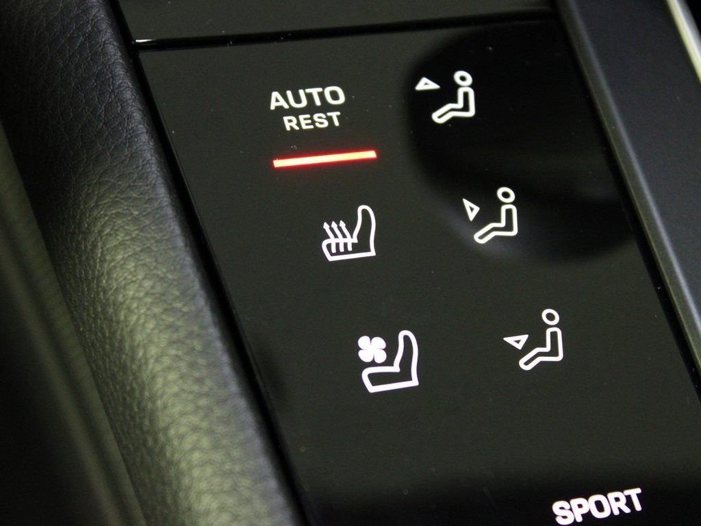 Certified 2025 Porsche Macan image 31