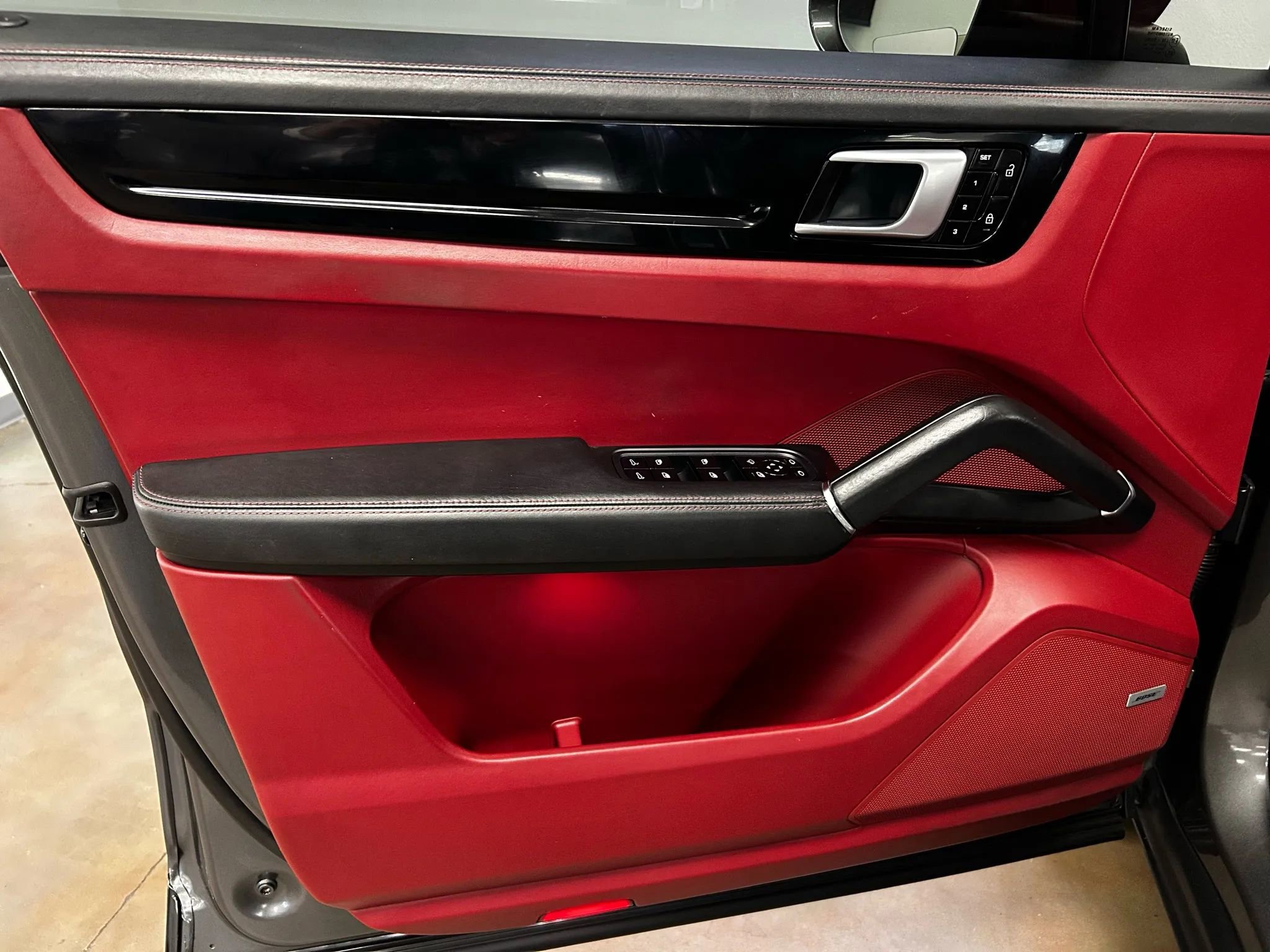 Used 2019 Porsche Cayenne S image 12