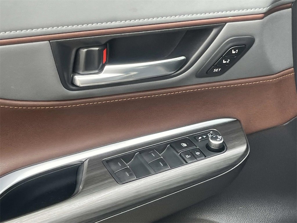 Used 2022 Toyota Venza XLE image 12