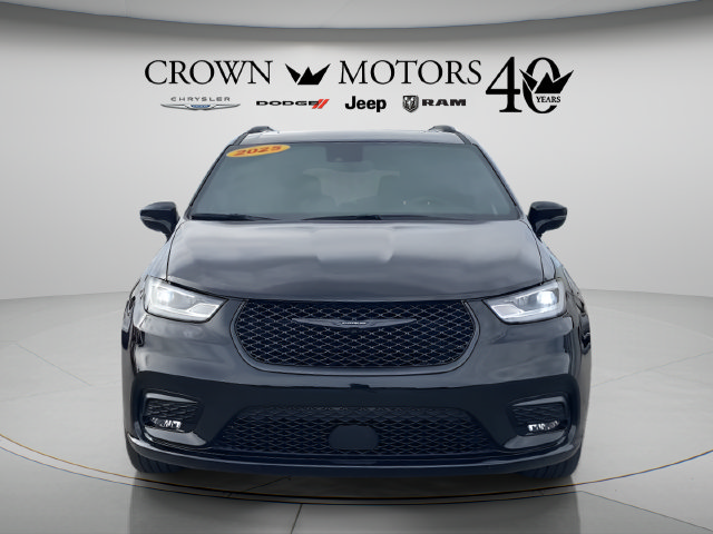 Used 2025 Chrysler Pacifica Limited AWD/4WD image 2