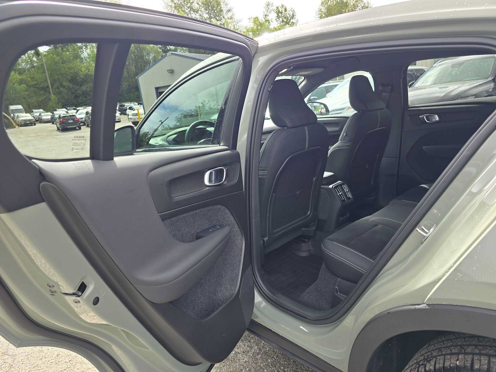Certified 2023 Volvo C40 P8 Recharge Ultimate w/ Protection Package Premier AWD/4WD image 17