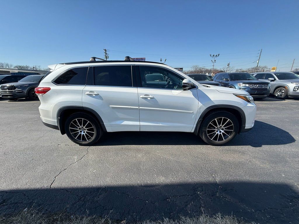 Used 2017 Toyota Highlander SE image 2