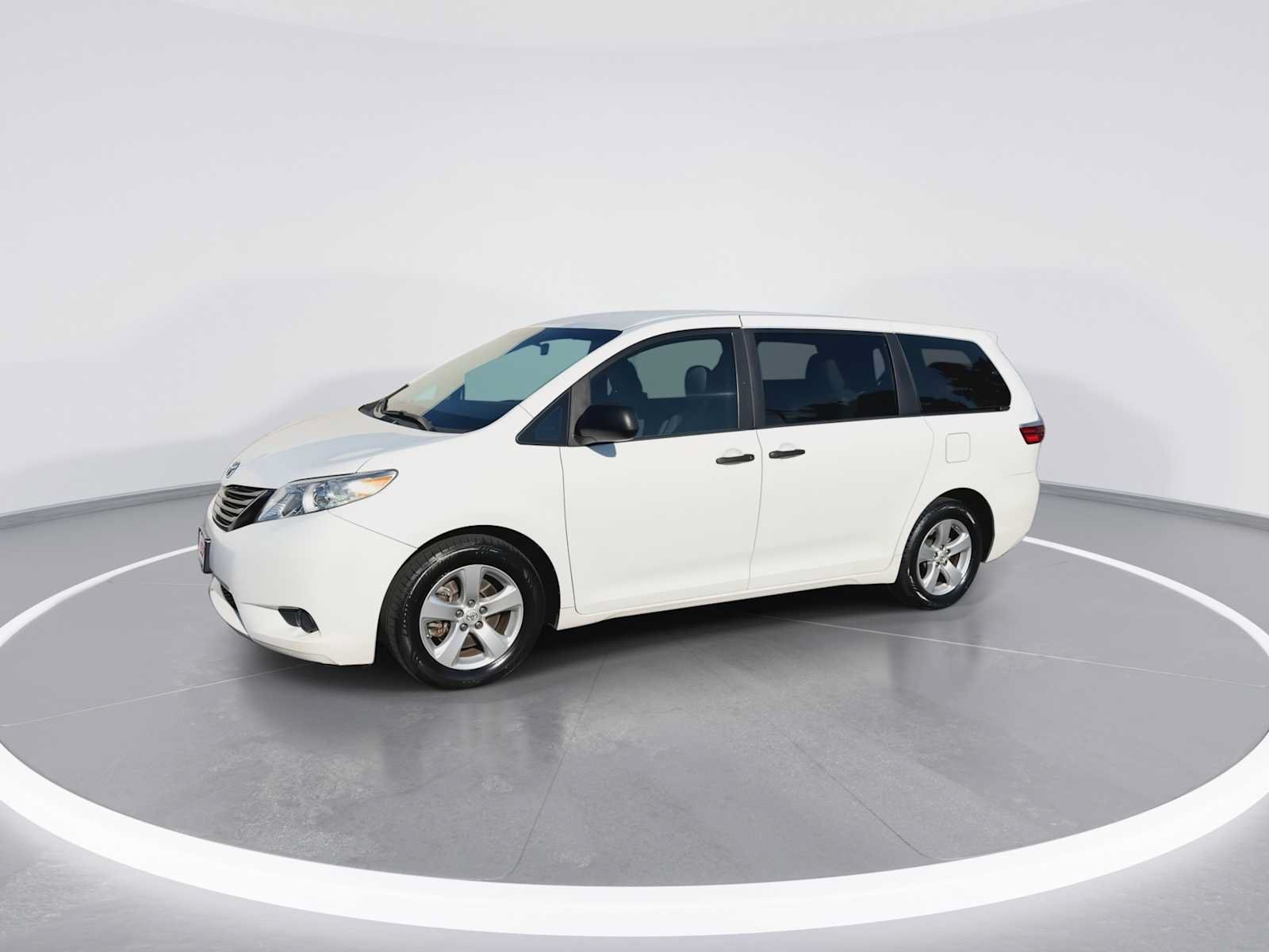 Used 2015 Toyota Sienna L FWD image 4