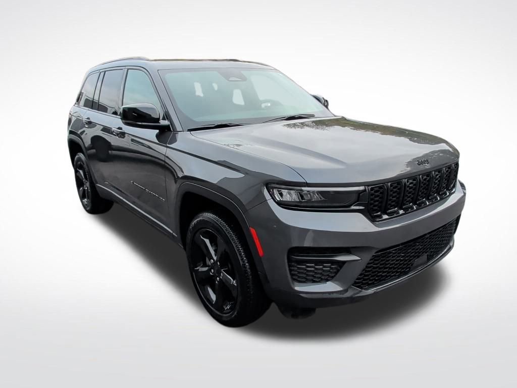 Used 2025 Jeep Grand Cherokee Altitude image 7