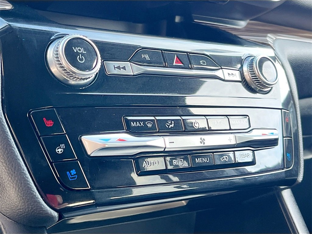 Used 2022 Ford Explorer Limited w/ Equipment Group 301A image 16