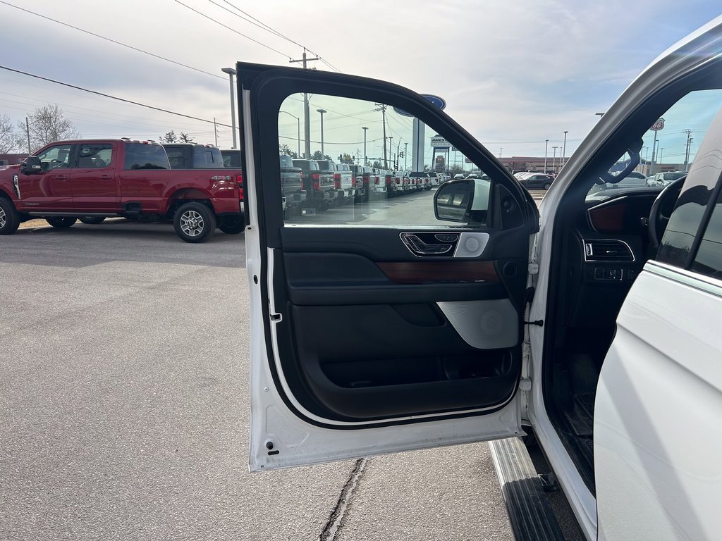 Used 2023 Lincoln Navigator Reserve image 11