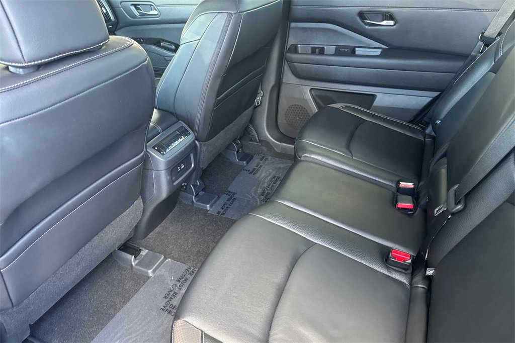 Certified 2024 Nissan Pathfinder SL image 13