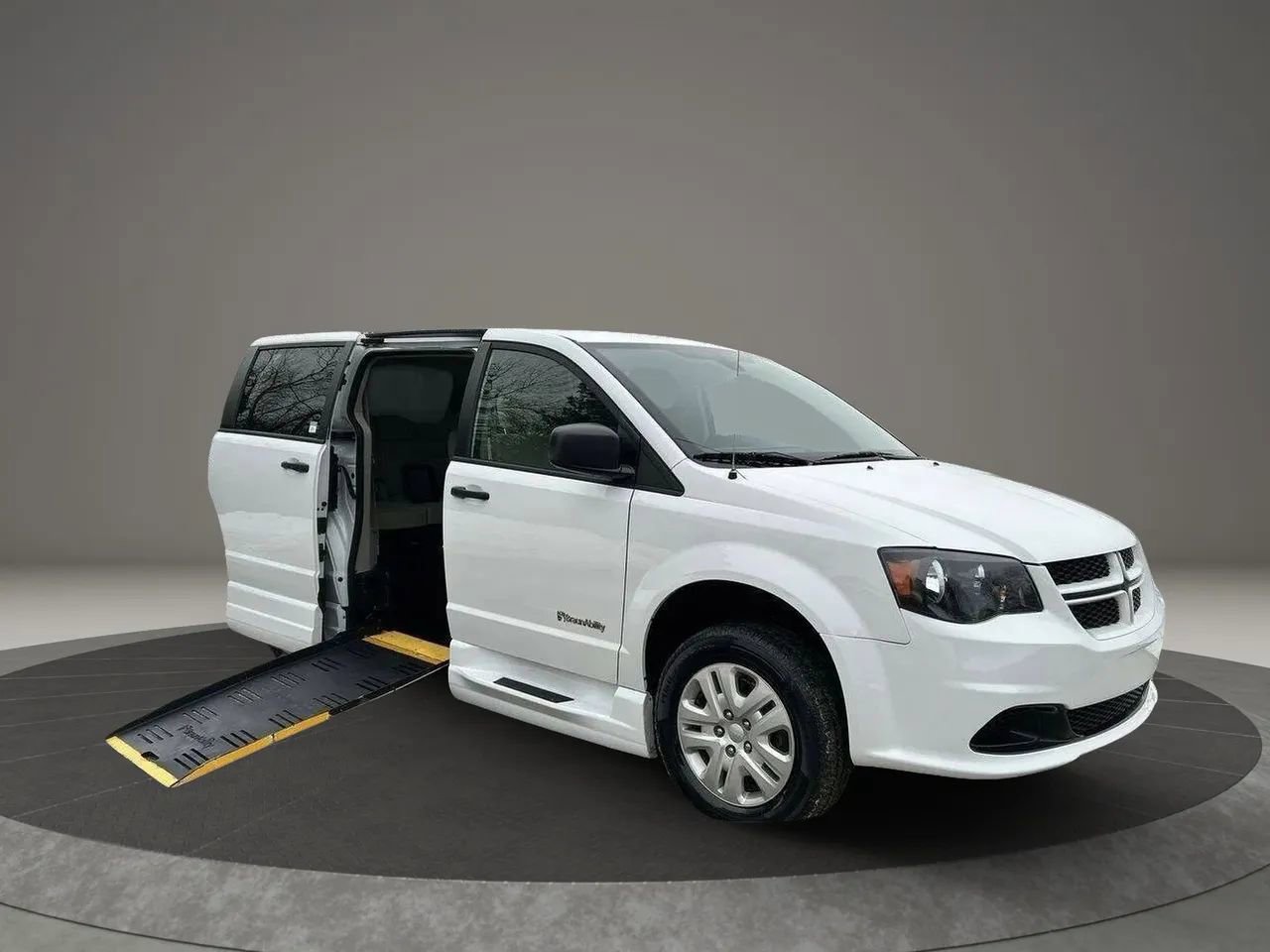 Used 2019 Dodge Grand Caravan SE w/ Power Convenience Group I FWD image 1
