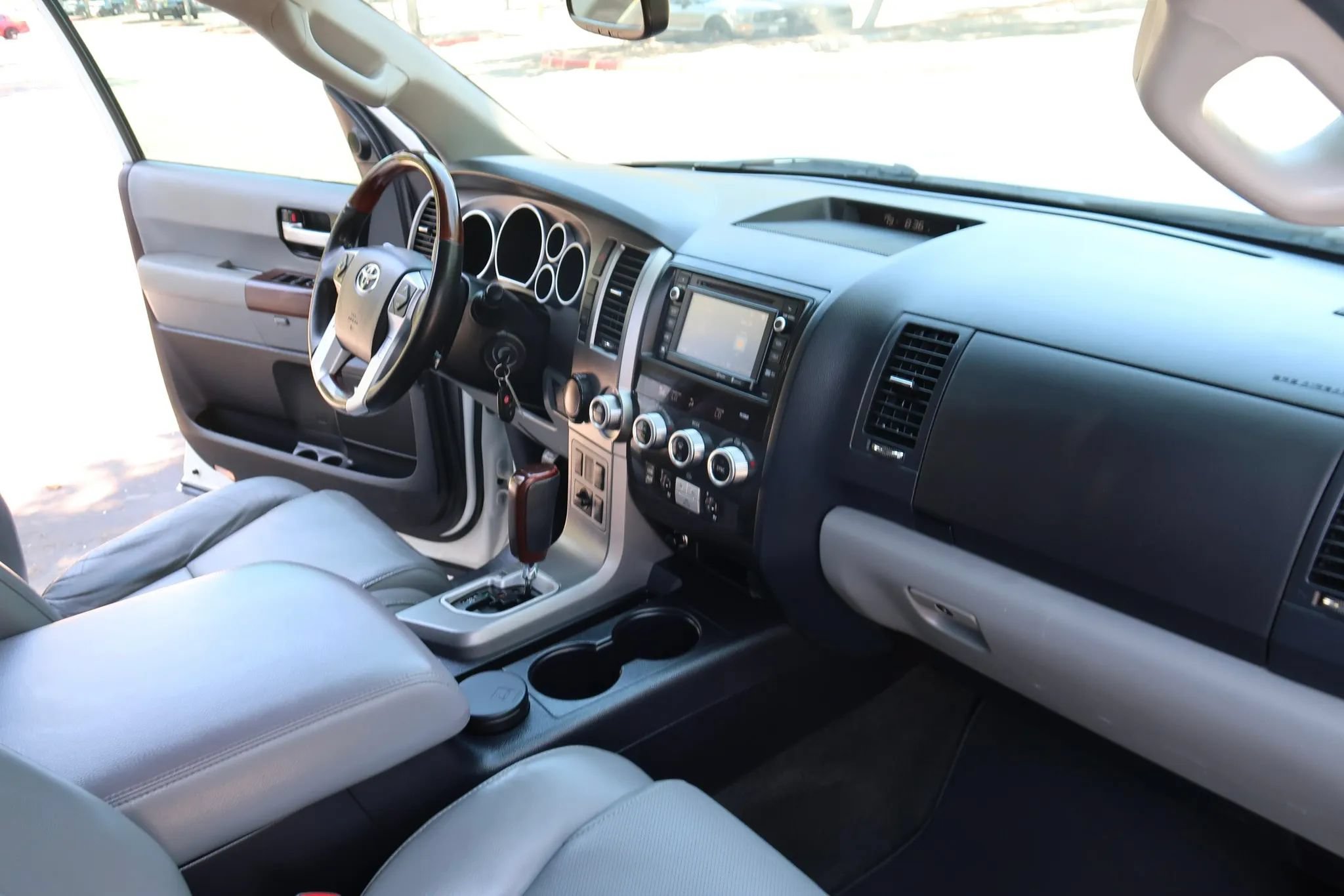 Used 2016 Toyota Sequoia Platinum RWD image 25