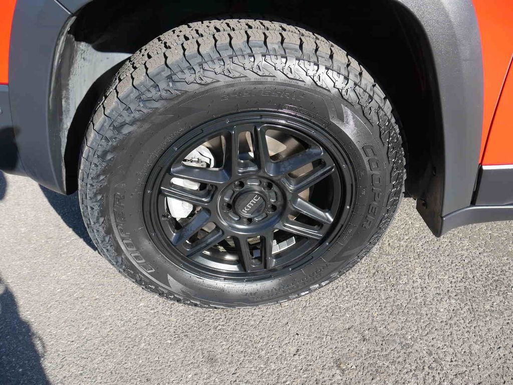 Used 2019 Jeep Cherokee Trailhawk image 12