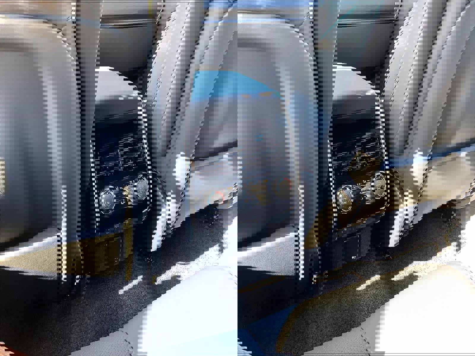 New 2026 Land Rover Range Rover SE image 16