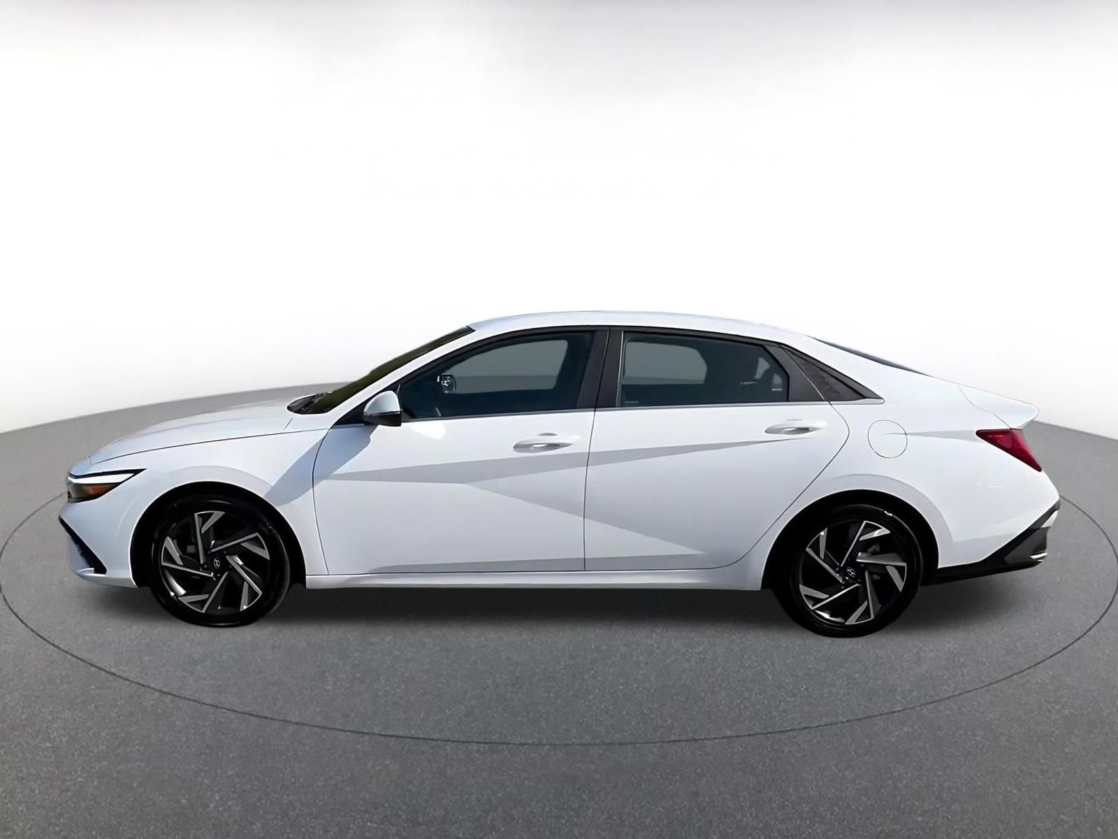 Used 2025 Hyundai Elantra Limited image 9