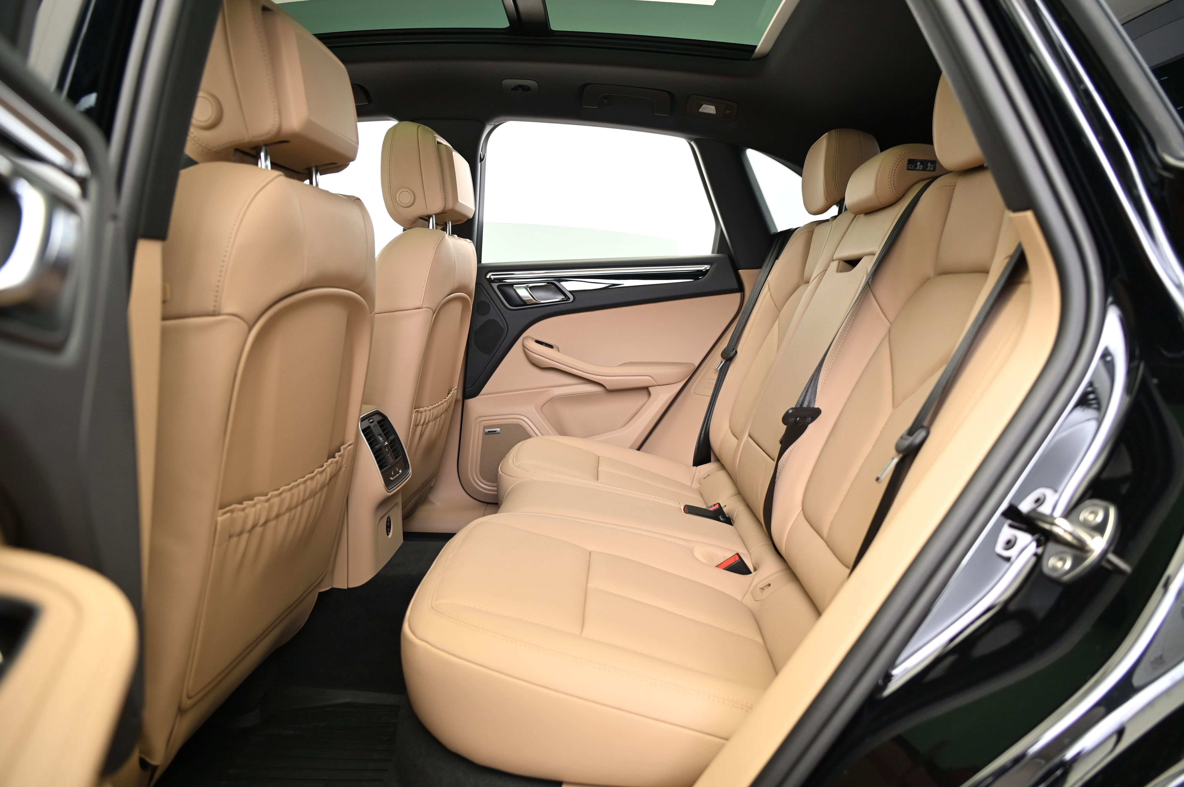 Certified 2025 Porsche Macan image 32