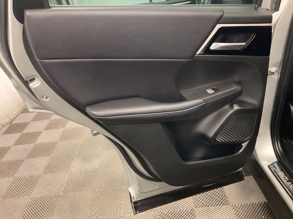 Used 2023 Mitsubishi Outlander SE AWD/4WD image 30