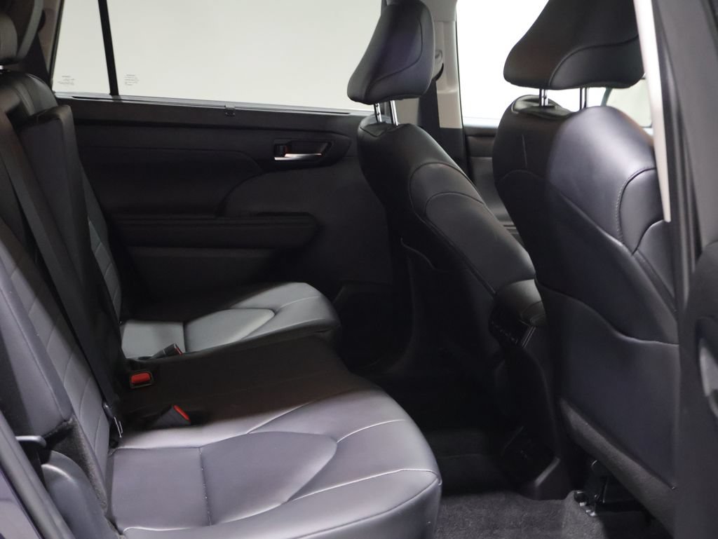 Certified 2024 Toyota Highlander XLE AWD/4WD image 19