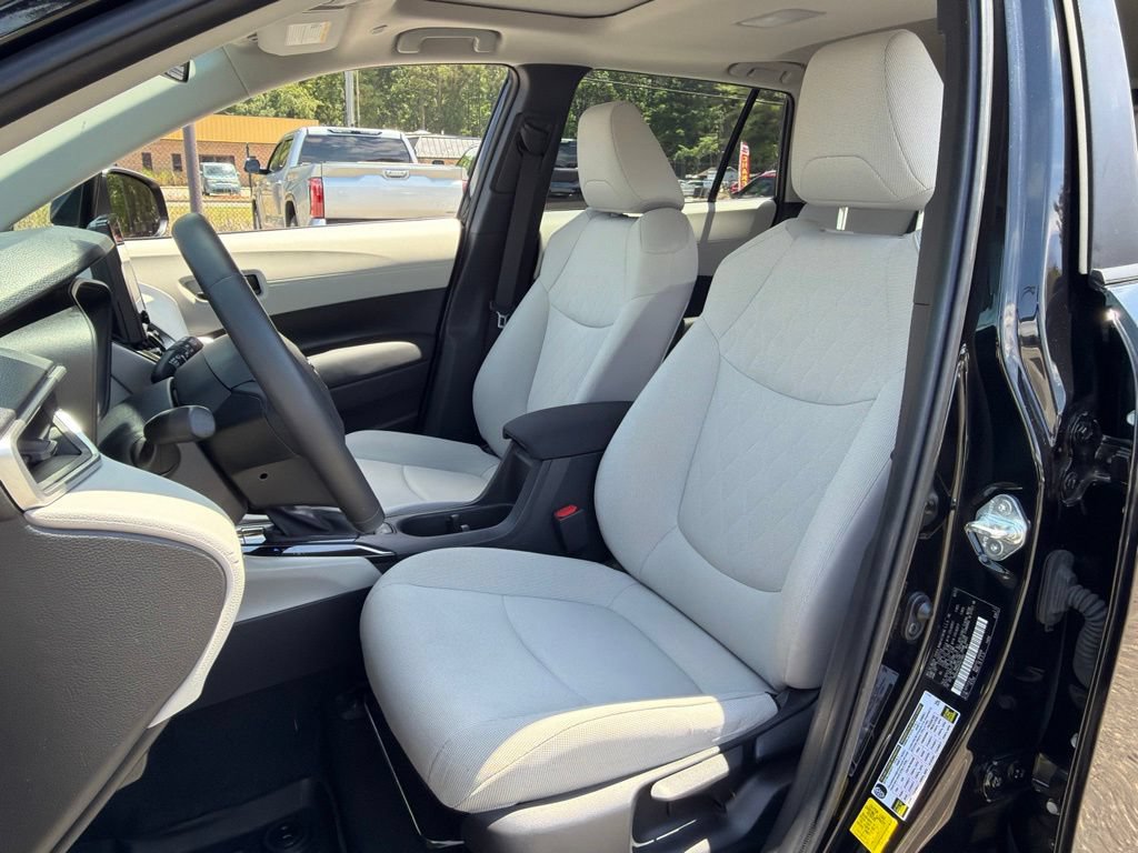 Used 2023 Toyota Corolla Cross LE w/ Moonroof Package AWD/4WD image 18
