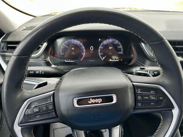 Used 2023 Jeep Grand Cherokee Laredo AWD/4WD image 37