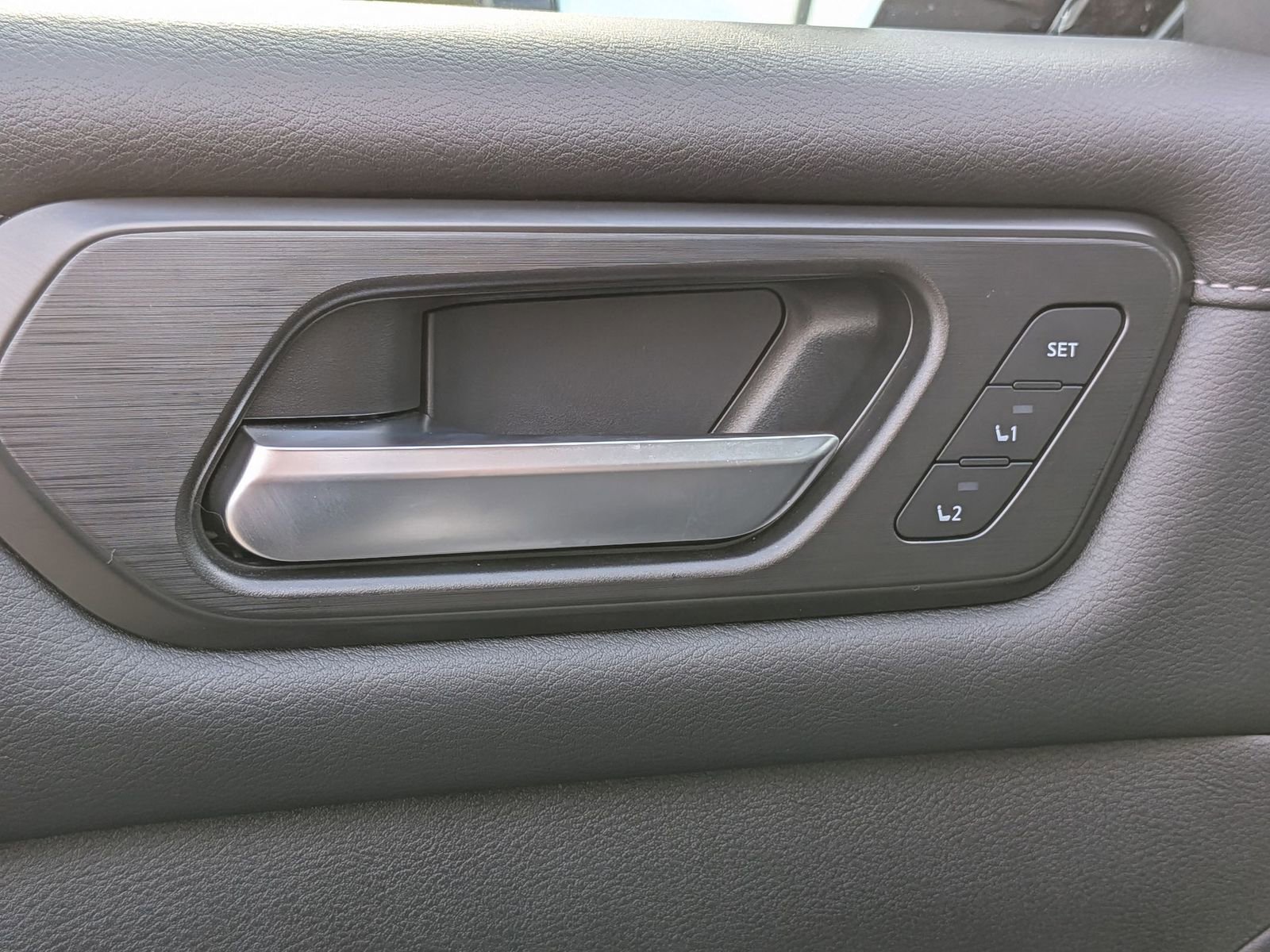 Used 2025 Nissan Armada Platinum Reserve image 13