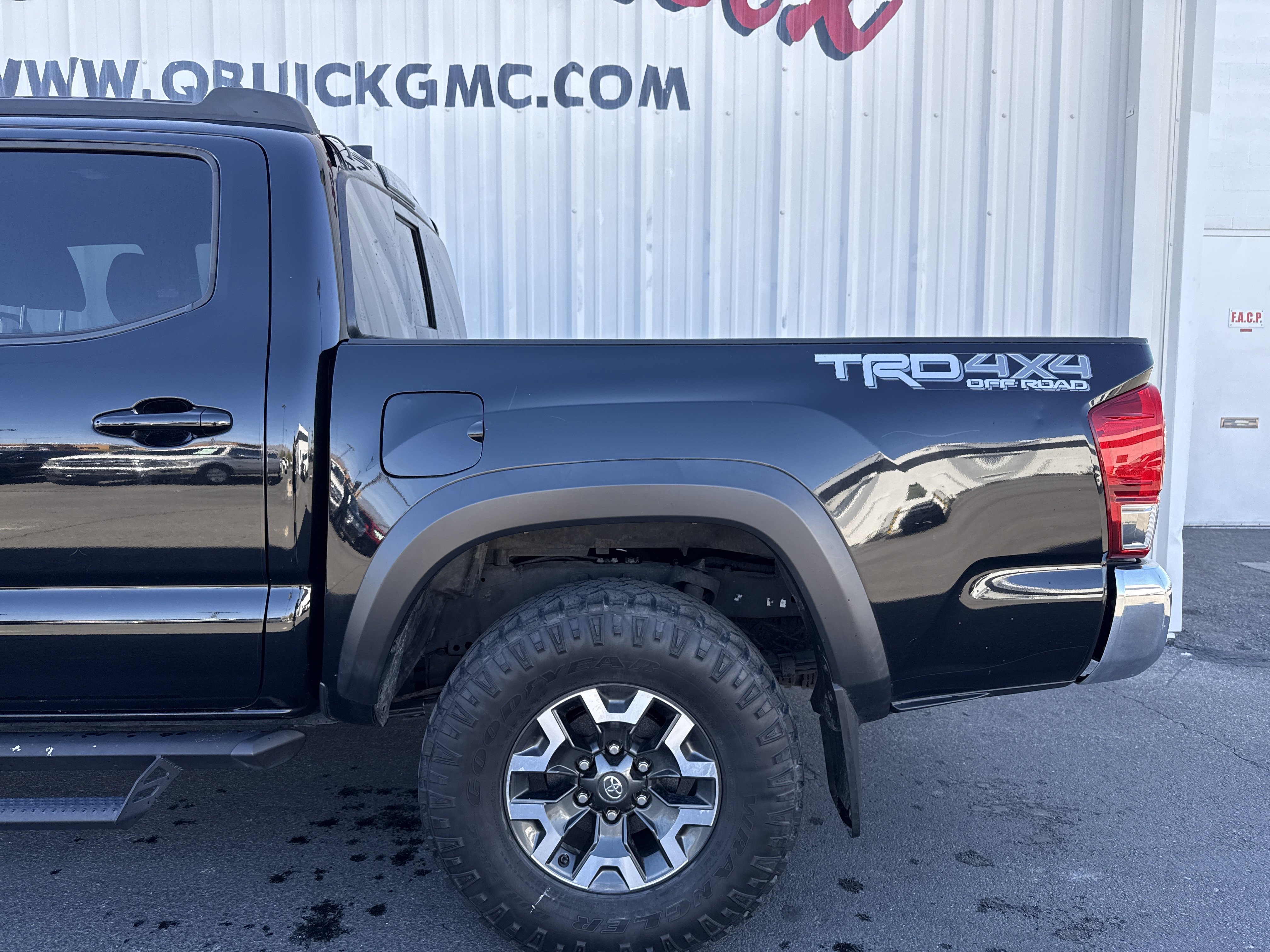 Used 2017 Toyota Tacoma TRD Off-Road w/ Tow Package (A/T) image 2
