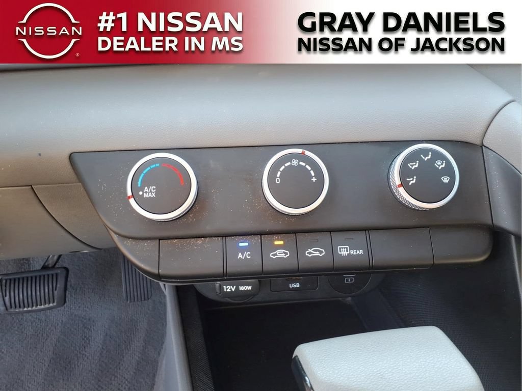 Used 2025 Hyundai Elantra SE FWD image 17