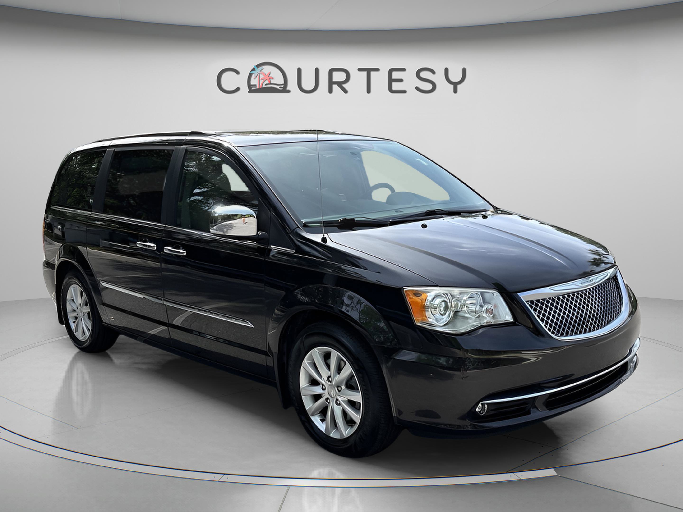 Used 2015 Chrysler Town & Country Limited Platinum FWD image 8