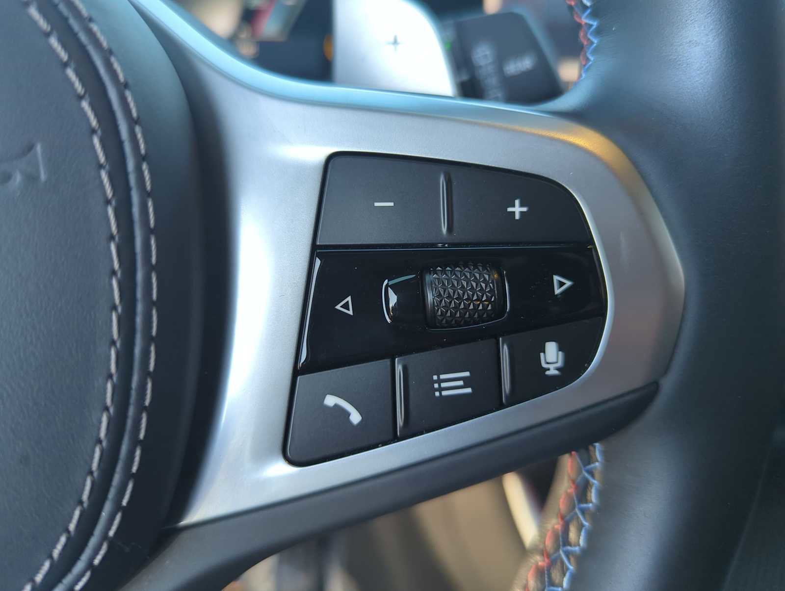 Used 2025 BMW X5 M60i w/ Climate Comfort Package image 25