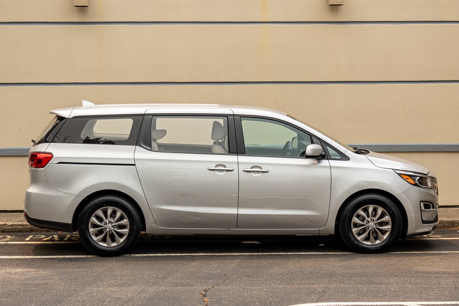 Used 2019 Kia Sedona L FWD image 14