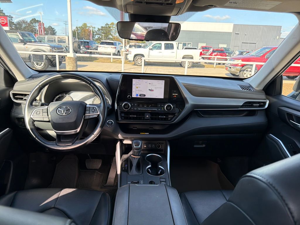 Used 2023 Toyota Highlander L image 12