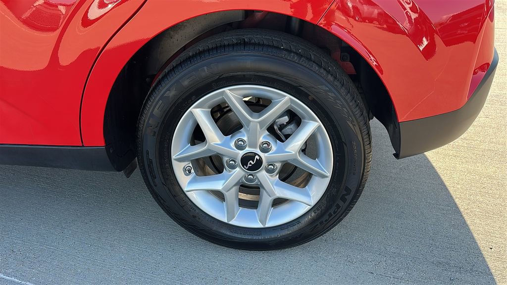 Used 2025 Kia Soul LX w/ LX Technology Package FWD image 17