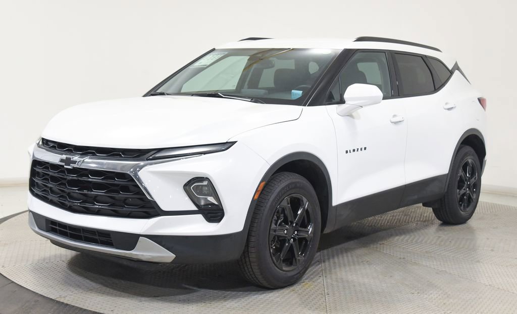 Used 2024 Chevrolet Blazer LT w/ Convenience Package AWD/4WD image 2
