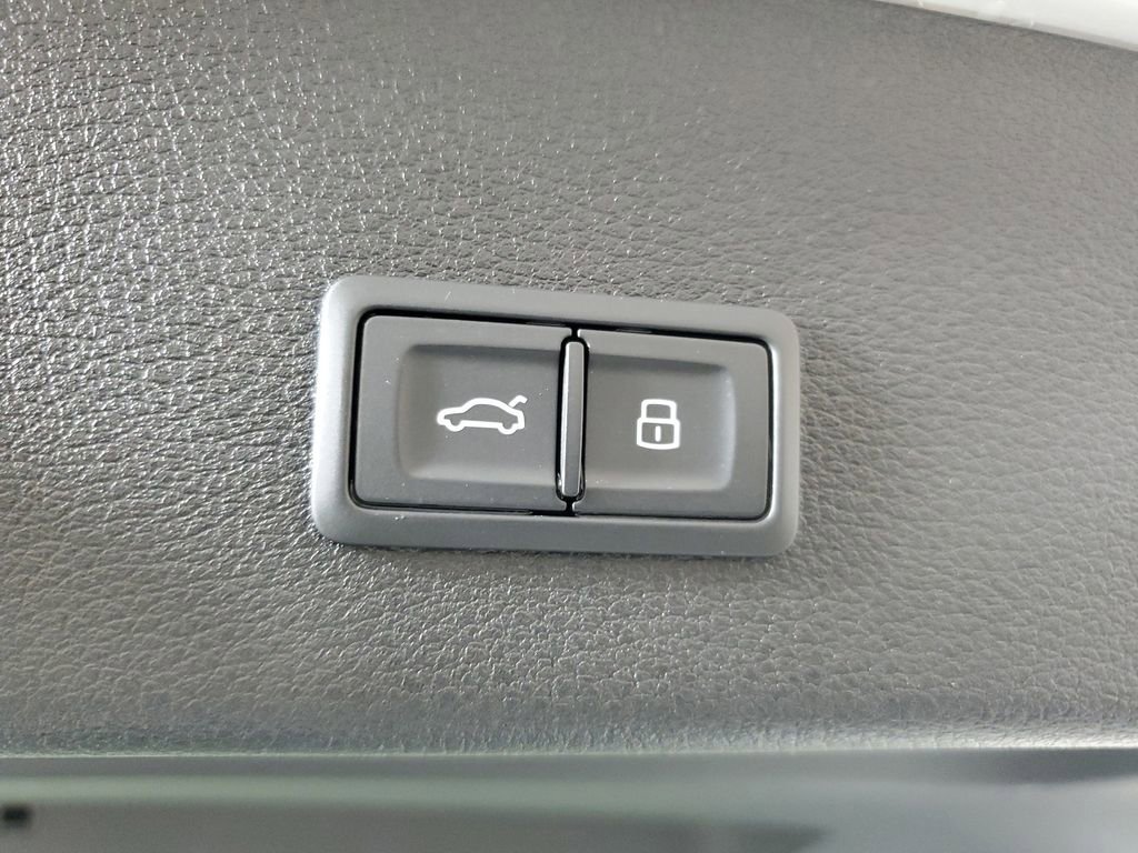 Used 2024 Audi Q8 e-tron Premium Plus w/ Premium Plus Package image 9