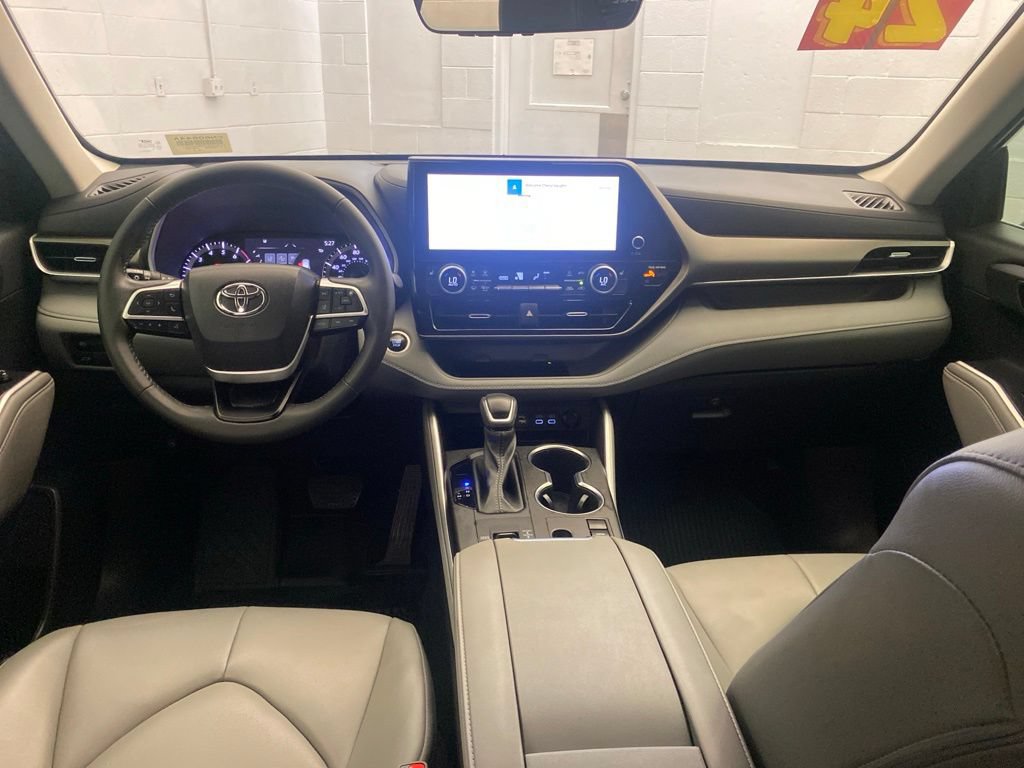 Used 2024 Toyota Highlander XLE FWD image 11