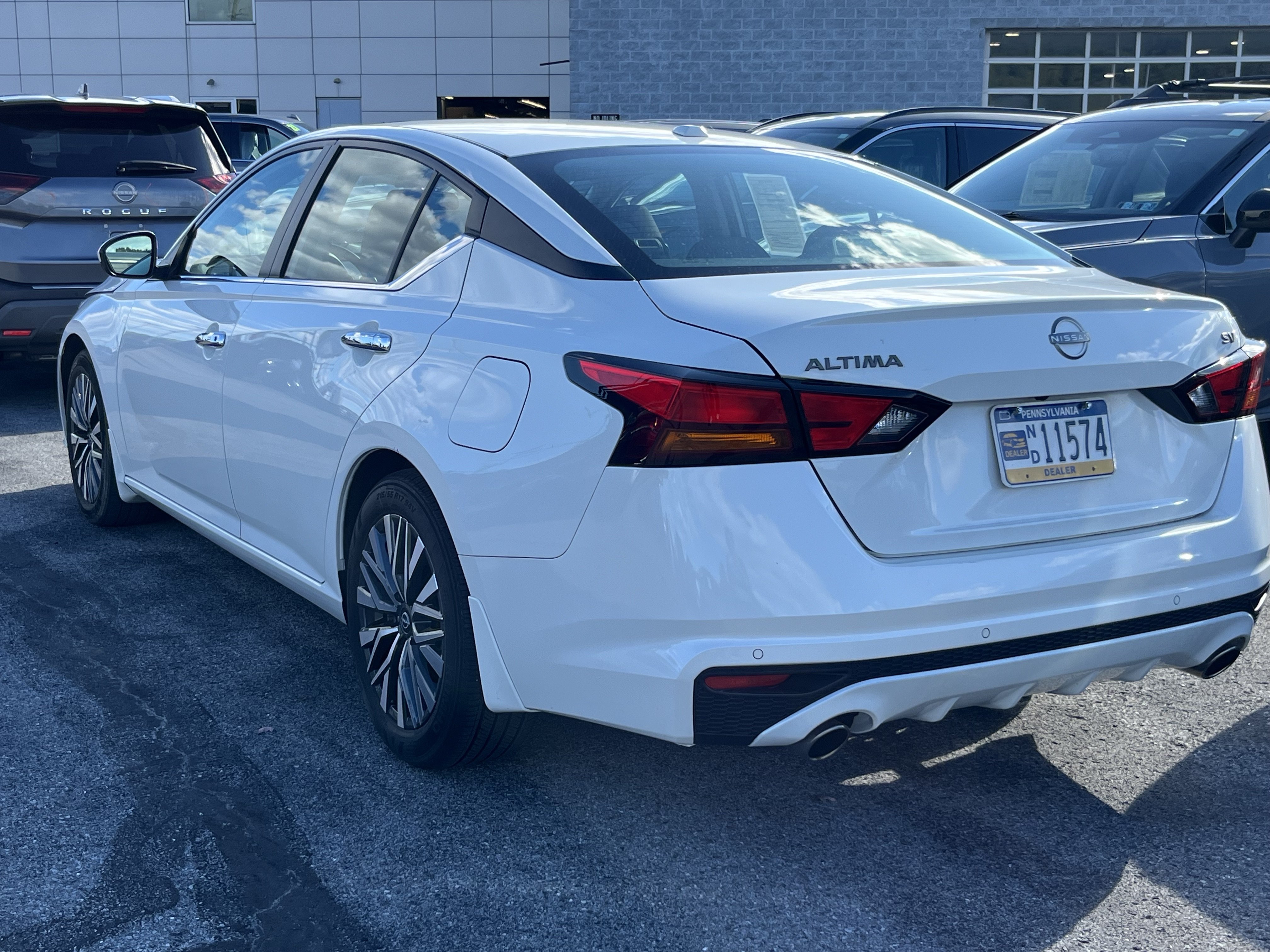 Used 2024 Nissan Altima 2.5 SV w/ SV Premium Package FWD image 3
